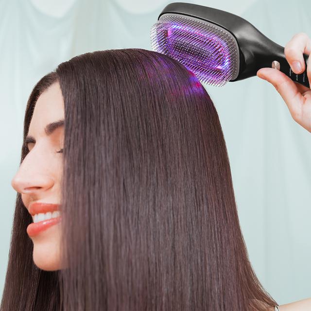 HairCare Revitalize Haarreparaturbürste aus Aluminium mit 5 Technologien: Vibration, negative Ionen, EMS-Mikroströme, Low-Power-Laser (LLLT) sowie rotes und blaues LED-Licht. Ersetzen Sie Ihre herkömmliche Bürste und helfen Sie dabei, die Haarkutikula zu regenerieren.