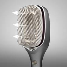 HairCare Revitalize Aluminium Brosse réparatrice de cheveux avec 5 technologies : vibration, ions négatifs, microcourants EMS, laser basse puissance (LLLT) et lumière LED rouge et bleue. Remplacez votre brosse conventionnelle et aidez à régénérer les cuticules des cheveux.