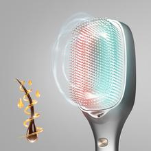 HairCare Revitalize Aluminium Brosse réparatrice de cheveux avec 5 technologies : vibration, ions négatifs, microcourants EMS, laser basse puissance (LLLT) et lumière LED rouge et bleue. Remplacez votre brosse conventionnelle et aidez à régénérer les cuticules des cheveux.