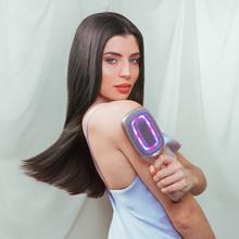 HairCare Revitalize Aluminum Spazzola per capelli con 5 tecnologie: vibrazione, ioni negativi, microcorrenti EMS, laser a bassa potenza (LLLT) e luce LED rossa e blu.  Sostituisce la spazzola tradizionale e aiuta a rigenerare le cuticole dei capelli.