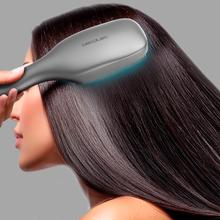 HairCare Revitalize Aluminium Brosse réparatrice de cheveux avec 5 technologies : vibration, ions négatifs, microcourants EMS, laser basse puissance (LLLT) et lumière LED rouge et bleue. Remplacez votre brosse conventionnelle et aidez à régénérer les cuticules des cheveux.