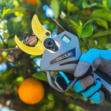 TitanCut 5000 Tijeras de podar eléctricas. Dos baterías de 21V.Motor sin escobillas, Brushless. Ramas hasta 40mm. Cuchillas con revestimiento de titanio. Pantalla con control digital. Incluye maletín y accesorios.