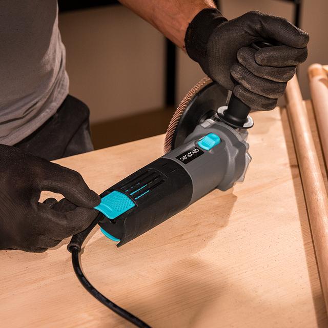 RadialPower 780 Filtra Amoladora angular con 780W de potencia. Filtros para proteger el motor del polvo. Compatible con discos de 115mm. Velocidad hasta 12.000rpm. Incluye 2 discos.