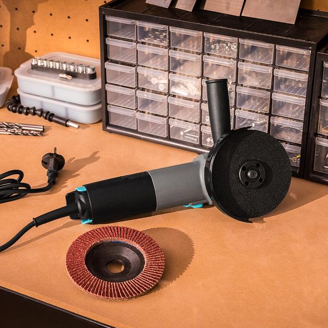 RadialPower 780 Filtra Amoladora angular con 780W de potencia. Filtros para proteger el motor del polvo. Compatible con discos de 115mm. Velocidad hasta 12.000rpm. Incluye 2 discos.