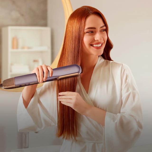 Piastra per capelli RitualCare Air Lisse 2in1 Blue Air con 2 testine: spazzola e concentratore. Ha 106000 giri al minuto con un motore digitale ad alta tecnologia. Asciuga e liscia i capelli con questo ferro, risparmiando tempo.