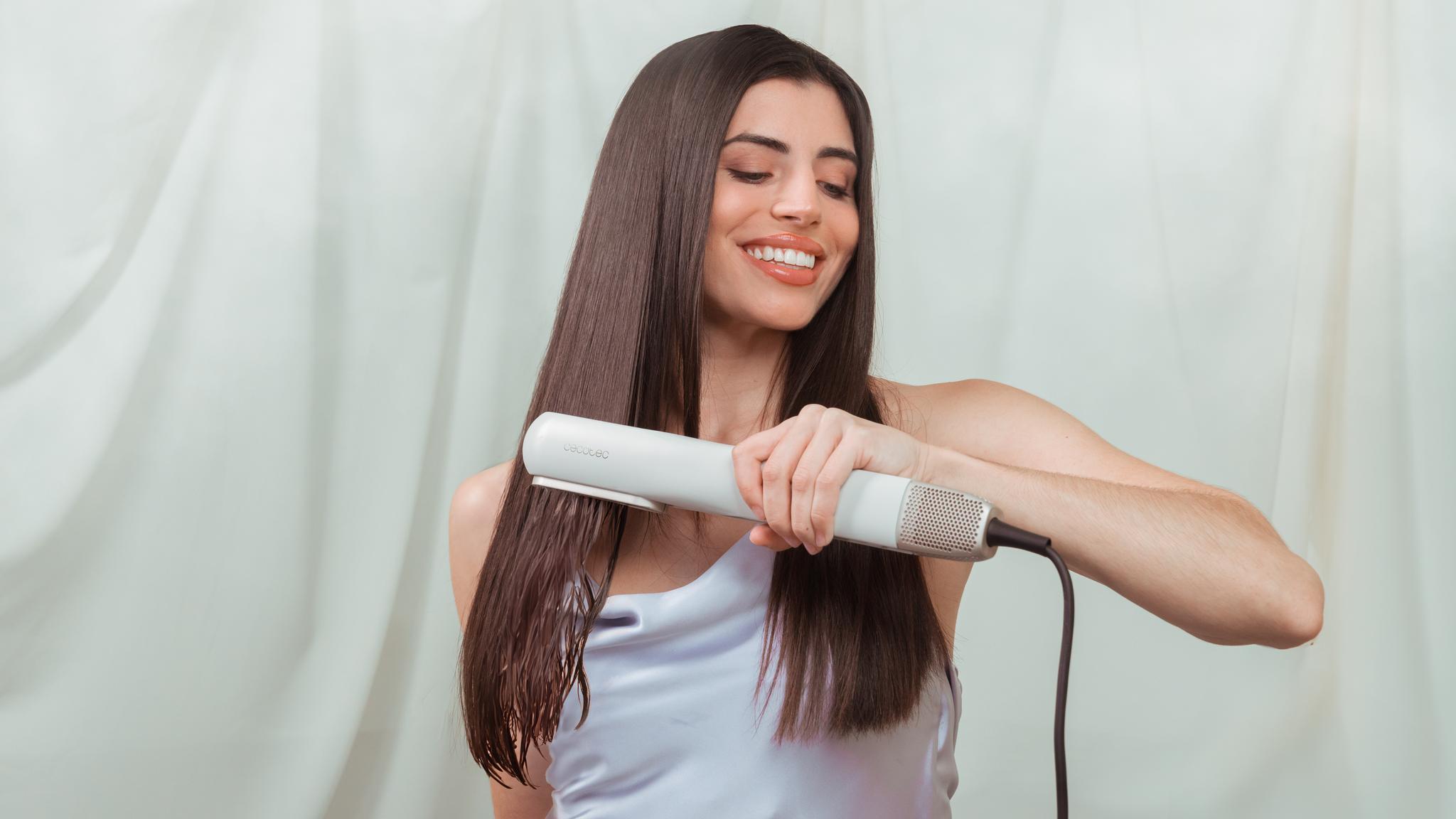 Seca e alisa o cabelo ao mesmo tempo!