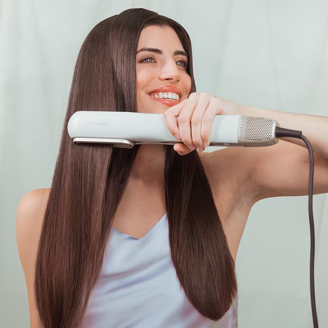 Alisador de cabelo RitualCare Air Lisse 2 em 1 Champagne Air com 2 cabeças: escova e concentrador. Possui 106.000 rpm com motor digital de alta tecnologia. Seque e alise os cabelos com este ferro, economizando tempo.