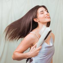 RitualCare Air Lisse 2in1 Champagne Secador Plancha de pelo con aire con 2 cabezales: cepillo y concentrador. Tiene 106000 rpm con un motor digital de alta tecnología. Seca y alisa tu cabello con esta plancha ahorrando tiempo.