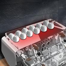 Baristeo Gastro Dark Cafetera profesional con pre-infusión ajustable, bomba rotatoria de 9 bares, caldera E-61 de alta capacidad y control PID para extraer todo el potencial de cada grano.