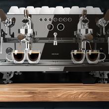 Baristeo Gastro Dark Cafetera profesional con pre-infusión ajustable, bomba rotatoria de 9 bares, caldera E-61 de alta capacidad y control PID para extraer todo el potencial de cada grano.