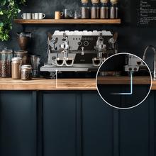 Baristeo Gastro Dark Cafetera profesional con pre-infusión ajustable, bomba rotatoria de 9 bares, caldera E-61 de alta capacidad y control PID para extraer todo el potencial de cada grano.