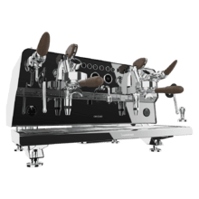 Baristeo Gastro Dark Cafetera profesional con pre-infusión ajustable, bomba rotatoria de 9 bares, caldera E-61 de alta capacidad y control PID para extraer todo el potencial de cada grano.