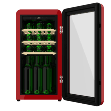 Cantina per vini Bolero GrandSommelier Origin 18 Hit Red dal design retrò rosso, Capacità per 18 bottiglie, Controllo elettronico della temperatura tramite display LED, Intervallo regolabile da 5 a 20ºC, Compressore integrato, Tecnologia NoFrost, Ripiani in legno, Luce interna, Ventilazione interna assistita da ventola, Dimensioni Altezza 74,3 cm, Larghezza 36,6 cm, Profondità 47,6 cm