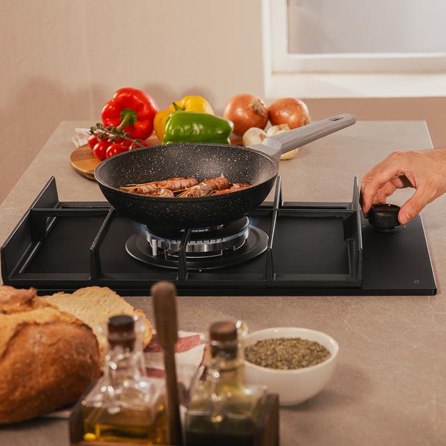 Bolero Squad G 1400F Glass Black Plaque de cuisson à gaz Cecotec Bolero Squad G 1400F Glass Black avec 1 foyer, 3,4 kW, Glass Black, grille en fonte, foyer WOK à triple anneau, allumage électronique, système de sécurité des valves, conversion au gaz butane.