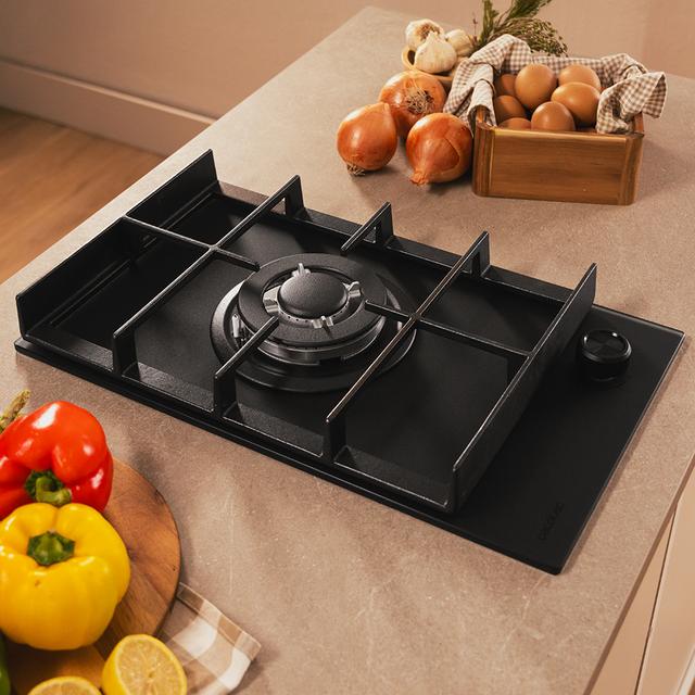 Bolero Squad G 1400F Glass Black Plaque de cuisson à gaz Cecotec Bolero Squad G 1400F Glass Black avec 1 foyer, 3,4 kW, Glass Black, grille en fonte, foyer WOK à triple anneau, allumage électronique, système de sécurité des valves, conversion au gaz butane.