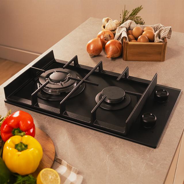 Bolero Squad G 2400F Glass Black - Placa de gas de 2 Fuegos, 5,2kW, Glass Black, Parrillas de Hierro Fundido, Quemador WOK Triple Corona, Encendido Electrónico, Seguridad en Válvulas, accesorio para la conversión de gas incluído.