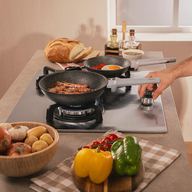 Bolero Squad G 3400S Inox Plaque de cuisson à gaz Cecotec Bolero Squad G 3400S Inox - avec 3 foyers, 6,2 kW, acier inoxydable, grilles en fonte, foyer WOK à triple anneau, allumage électronique, système de sécurité des valves, conversion au gaz butane.
