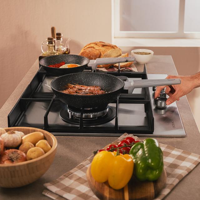 Bolero Squad G 3400F Inox Plaque de cuisson à gaz Cecotec Bolero Squad G 3400F Inox - avec 3 foyers, 6,2 kW, acier inoxydable, grilles en fonte, foyer WOK à triple anneau, allumage électronique, système de sécurité des valves, conversion au gaz butane.