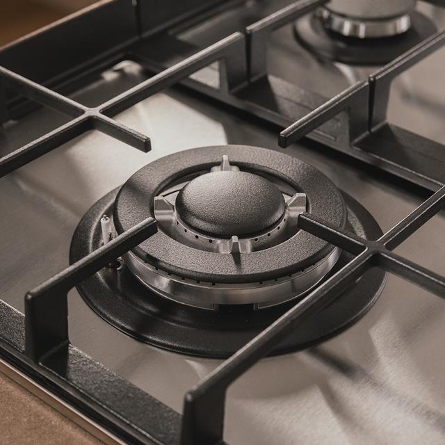 Bolero Squad G 3400F Inox Plaque de cuisson à gaz Cecotec Bolero Squad G 3400F Inox - avec 3 foyers, 6,2 kW, acier inoxydable, grilles en fonte, foyer WOK à triple anneau, allumage électronique, système de sécurité des valves, conversion au gaz butane.