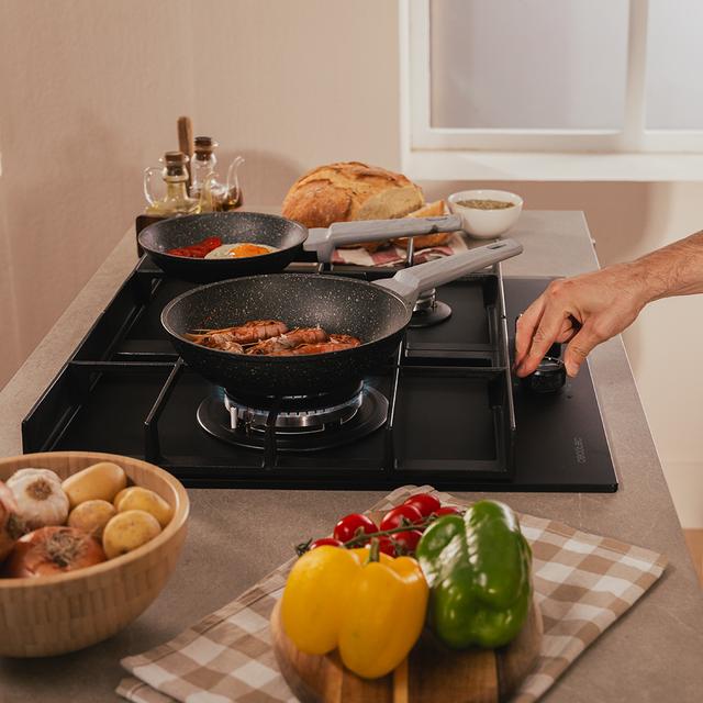 Bolero Squad G 3400F Glass Black Plaque de cuisson à gaz Cecotec Bolero Squad G 3400F Glass Black avec 3 foyers, 6,2 kW, Glass Black, grilles en fonte, foyer WOK à triple anneau, allumage électronique, système de sécurité des valves, conversion au gaz butane