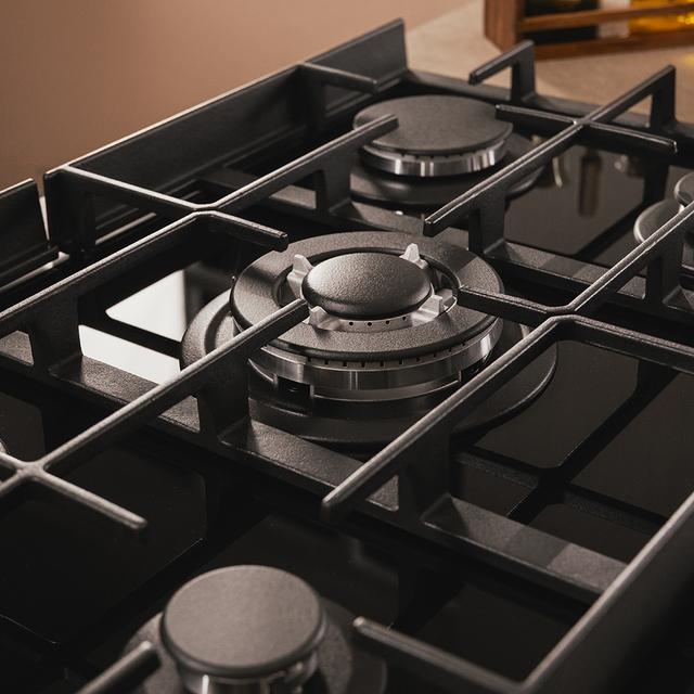 Bolero Squad G 3400F Glass Black Plaque de cuisson à gaz Cecotec Bolero Squad G 3400F Glass Black avec 3 foyers, 6,2 kW, Glass Black, grilles en fonte, foyer WOK à triple anneau, allumage électronique, système de sécurité des valves, conversion au gaz butane