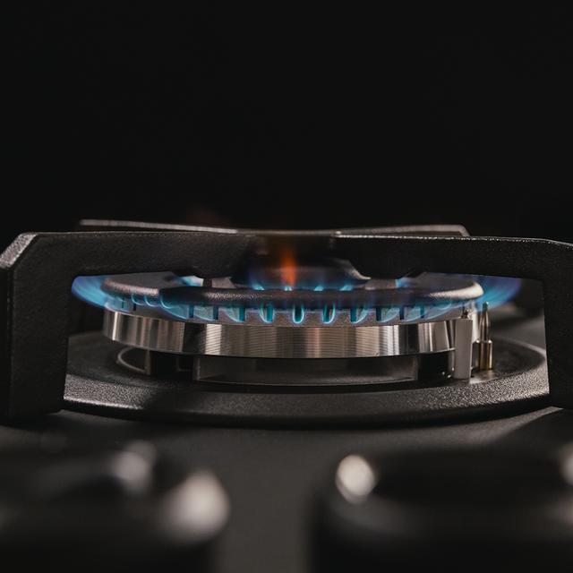 Bolero Squad G 4400S Nano Glass - Placa de gas de 4 Fuegos, 8kW, Nano Glass, Parrillas de Hierro Fundido, Quemador WOK Triple Corona, Encendido Electrónico, Seguridad en Válvulas, accesorio para la conversión de gas incluído.
