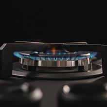Bolero Squad G 4400S Nano Glass - Placa de gas de 4 Fuegos, 8kW, Nano Glass, Parrillas de Hierro Fundido, Quemador WOK Triple Corona, Encendido Electrónico, Seguridad en Válvulas, accesorio para la conversión de gas incluído.