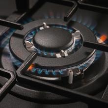 Bolero Squad G 4400F Glass Black - Placa de gas de 4 Fuegos, 8kW, Glass Black, Parrillas de Hierro Fundido, Quemador WOK Triple Corona, Encendido Electrónico, Seguridad en Válvulas, accesorio para la conversión de gas incluído.