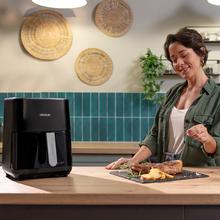 Cecofry&Grill Duoheat 4000 Friggitrice ad aria con doppia resistenza per una doratura perfetta e sapore di barbecue sulla carne, capacità di 4 litri e potenza di 1900 W per piatti salutari.