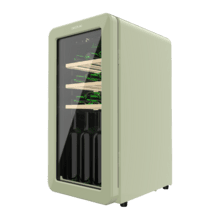 Bolero GrandSommelier Origin 18 Hit Green Vinoteca de diseño retro color verde, Capacidad para 18 botellas, Control electrónico de temperatura mediante display LED, Rango ajustable de 5 a 20ºC, Compresor Integrado, Tecnología NoFrost, Estantes de madera, Luz interior, Ventilación interna asistida por ventilador, Dimensiones de Alto 74,3cm, Ancho 36,6cm, Fondo 47,6cm