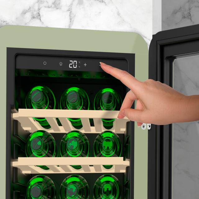 Bolero GrandSommelier Origin 18 Hit Green Vinoteca de diseño retro color verde, Capacidad para 18 botellas, Control electrónico de temperatura mediante display LED, Rango ajustable de 5 a 20ºC, Compresor Integrado, Tecnología NoFrost, Estantes de madera, Luz interior, Ventilación interna asistida por ventilador, Dimensiones de Alto 74,3cm, Ancho 36,6cm, Fondo 47,6cm