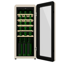 Bolero GrandSommelier Origin 24 Hit Beige Cave à vin rétro en beige, capacité pour 24 bouteilles, contrôle électronique de la température par écran LED, plage de réglage de 5 ºC à 20 ºC, technologie NoFrost, clayettes en bois, éclairage intérieur, ventilation interne assistée, 92,8 cm de hauteur, 36,6 cm de largeur, 47,6 cm de profondeur.