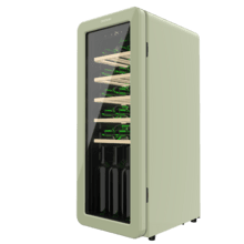 Bolero GrandSommelier Origin 24 Hit Green Cantina vino dal design retrò verde, Capacità per 24 bottiglie, Controllo elettronico della temperatura tramite display LED, Intervallo regolabile da 5 a 20ºC, Tecnologia NoFrost, Ripiani in legno, Luce interna, Ventilazione interna assistita da ventola, Dimensioni Altezza 92,8 cm, Larghezza 36,6 cm, Profondità 47,6 cm