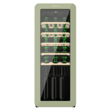 Bolero GrandSommelier Origin 24 Hit Green Cantina vino dal design retrò verde, Capacità per 24 bottiglie, Controllo elettronico della temperatura tramite display LED, Intervallo regolabile da 5 a 20ºC, Tecnologia NoFrost, Ripiani in legno, Luce interna, Ventilazione interna assistita da ventola, Dimensioni Altezza 92,8 cm, Larghezza 36,6 cm, Profondità 47,6 cm