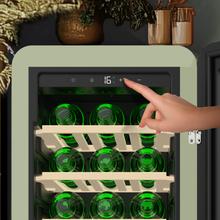 Bolero GrandSommelier Origin 24 Hit Green Vinoteca de diseño retro color verde, Capacidad para 24 botellas, Control electrónico de temperatura mediante display LED, Rango ajustable de 5 a 20ºC, Tecnología NoFrost, Estantes madera, Luz interior, Ventilación interna asistida por ventilador, Dimensiones de Alto 92,8cm, Ancho 36,6cm, Fondo 47,6cm