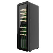 Bolero GrandSommelier Origin Duo 30 Hit Black Vinoteca de diseño retro color negro con dos zonas de temperatura, Capacidad para 30 botellas, Control electrónico de temperatura mediante display LED, Temperatura Zona 1 de 5ºC a 12ºC, Temperatura Zona 2 de 12ºC a 20ºC, Tecnología NoFrost, Estantes Madera, Luz interior, Ventilación interna asistida por ventilador, Dimensiones de Alto 120,5cm, Ancho 36,6cm, Fondo 47,6cm