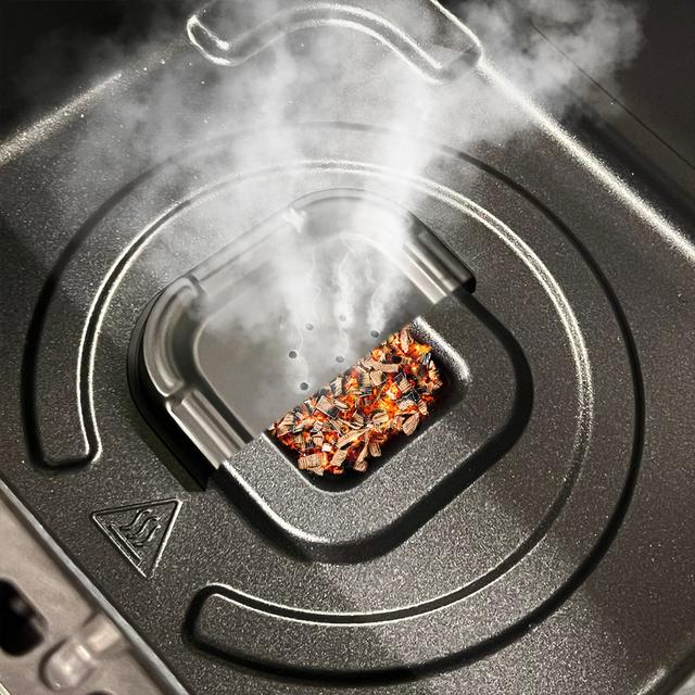 Chips de ahumado CECOTEC Smokin’ Cherry Chips generando humo en recipiente de ahumado