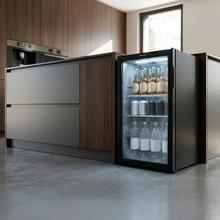Bolero CoolMarket BC 88 Black Nevera Mini Bar con puerta de cristal, chasis color negro, Capacidad 88 Litros (115 Latas de 33cl), Compresor incorporado, Luz LED interior, Temperatura 0ºC a 10ºC, Ancho 44.5 x Alto 83.3 x Fondo 50 cm