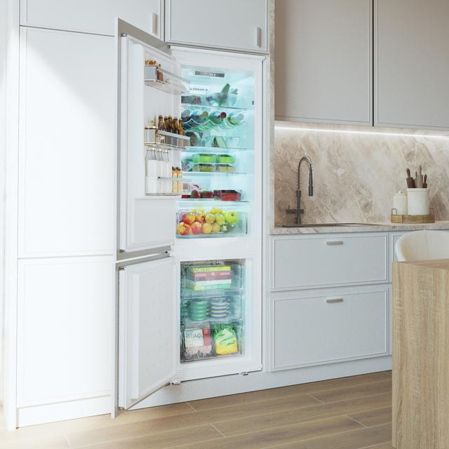 Bolero CoolMarket Combi BI-S MC 232 E Frigorífico combi Integrable sistema de puerta deslizante, Alto 177, Ancho 54cm, Capacidad 232 Litros, Metal Cooling, NoFrost, Clase Energética E, Fast Cooling, Fast Freezing y modo Vacaciones