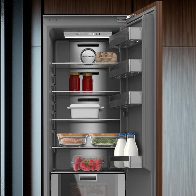 Bolero CoolMarket 1D BI-D 306 GREY E Frigorífico de 1 porta integrável com porta fixa, 187x55,9cm, 222 litros, Metal Cooling, interior cinzento Premium, Fast Freezing, modo de férias e classe energética E,