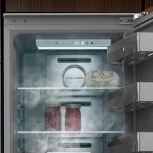 Bolero CoolMarket 1D BI-D 306 GREY E Frigorífico de 1 porta integrável com porta fixa, 187x55,9cm, 222 litros, Metal Cooling, interior cinzento Premium, Fast Freezing, modo de férias e classe energética E,