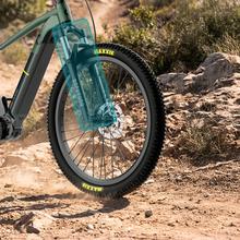XC Eros Medium Descubre la bicicleta eléctrica de montaña diseñada para aventureros. Con ruedas de 29", autonomía de hasta 112 Km, suspensión delantera y frenos hidráulicos Shimano MT200, esta bici es tu aliada perfecta para conquistar cualquier terreno.