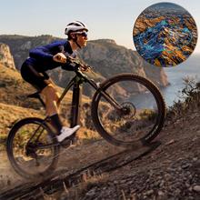 XC Eros Medium VTT électrique conçu pour les aventuriers. Avec des roues de 29 pouces, une autonomie de 120 km, une double suspension et des freins hydrauliques Shimano MT200, ce vélo sera votre allié parfait pour conquérir n'importe quel terrain.