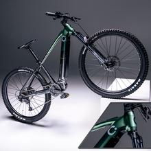 XC Eros Medium VTT électrique conçu pour les aventuriers. Avec des roues de 29 pouces, une autonomie de 120 km, une double suspension et des freins hydrauliques Shimano MT200, ce vélo sera votre allié parfait pour conquérir n'importe quel terrain.