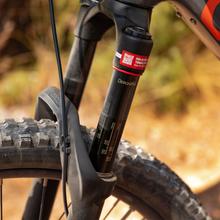 ErosPro Medium XC – Bicicleta eléctrica de montaña con ruedas de 29”, batería LG integrada de 500 Wh, autonomía de hasta 100 km, suspensión delantera y frenos hidráulicos Shimano MT200. Diseñada para uso MTB, ofrece estabilidad, control y eficiencia en recorridos por caminos y terrenos irregulares.