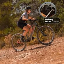 ErosPro Medium XC – Bicicleta eléctrica de montaña con ruedas de 29”, batería LG integrada de 500 Wh, autonomía de hasta 100 km, suspensión delantera y frenos hidráulicos Shimano MT200. Diseñada para uso MTB, ofrece estabilidad, control y eficiencia en recorridos por caminos y terrenos irregulares.
