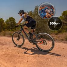 ErosPro Medium XC – Bicicleta eléctrica de montaña con ruedas de 29”, batería LG integrada de 500 Wh, autonomía de hasta 100 km, suspensión delantera y frenos hidráulicos Shimano MT200. Diseñada para uso MTB, ofrece estabilidad, control y eficiencia en recorridos por caminos y terrenos irregulares.
