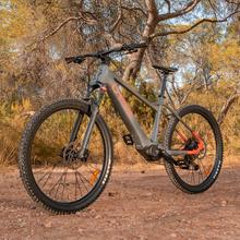 ErosPro Medium XC – Bicicleta eléctrica de montaña con ruedas de 29”, batería LG integrada de 500 Wh, autonomía de hasta 100 km, suspensión delantera y frenos hidráulicos Shimano MT200. Diseñada para uso MTB, ofrece estabilidad, control y eficiencia en recorridos por caminos y terrenos irregulares.