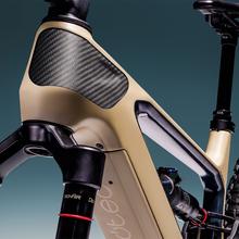 TR AtlasPro Carbon es la cúspide de nuestra gama de bicicletas eléctricas de montaña. Con un cuadro de carbono de alta resistencia, ruedas de 29", una impresionante autonomía gracias a su batería LG de 749Wh, y equipada con componentes de élite, esta bicicleta está diseñada para ofrecer una experiencia de conducción suprema y sin igual. La TR AtlasPro Carbon es la elección definitiva para los ciclistas más exigentes que buscan excelencia y rendimiento en cada trayecto.