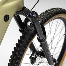 TR AtlasPro Carbon es la cúspide de nuestra gama de bicicletas eléctricas de montaña. Con un cuadro de carbono de alta resistencia, ruedas de 29", una impresionante autonomía gracias a su batería LG de 749Wh, y equipada con componentes de élite, esta bicicleta está diseñada para ofrecer una experiencia de conducción suprema y sin igual. La TR AtlasPro Carbon es la elección definitiva para los ciclistas más exigentes que buscan excelencia y rendimiento en cada trayecto.